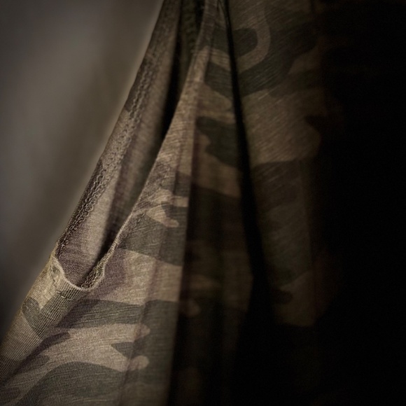 Sanctuary T-Shirt Cold Shoulder Green Camo Long  Sleeves Size Large - Picture 7 of 10